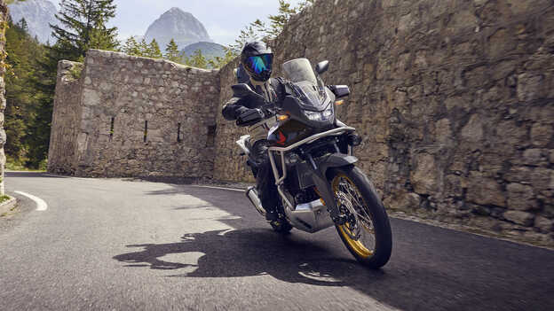 Jazdec jazdiaci na motocykli XL750 Transalp v meste.