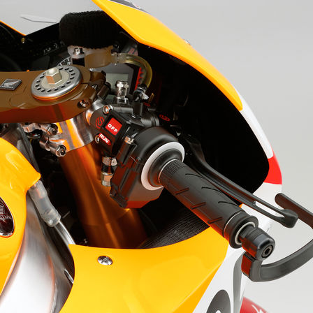 Detail ovl&aacute;dania motocykla MotoGP Honda Super Sport.