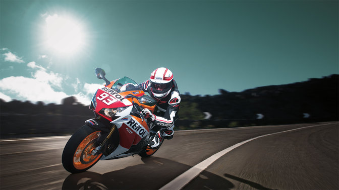 Pohľad spredu na motocykel Honda v z&aacute;krute s jazdcom.