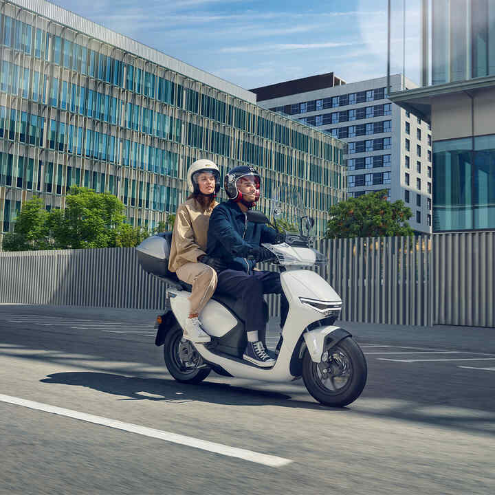 CUV e: trojštvrťový záber spredu na stroj so spolujazdcom