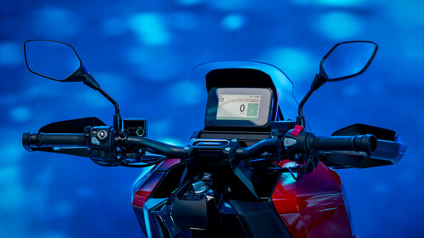 Trojštvrťový záber spredu na skúter Honda ADV350 na pobreží.