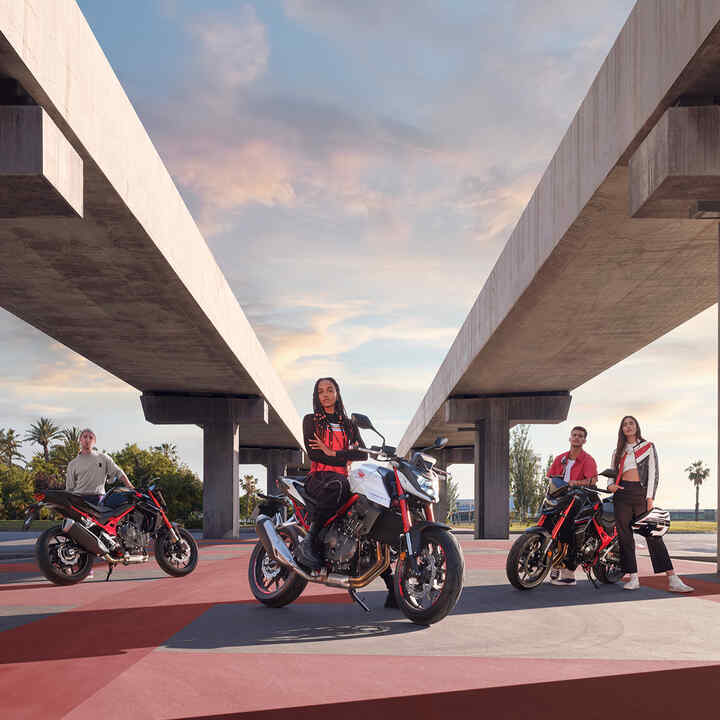 Fotografia modelu Honda CB750 Hornet v troch farebných verziách 