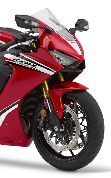 Pohľad na tri &scaron;tvrtiny prednej časti modelu Honda CBR1000RR Fireblade.