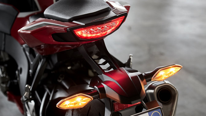 Detailn&yacute; z&aacute;ber na LED svetl&aacute; a smerovky modelu Honda CBR1000RR Fireblade.