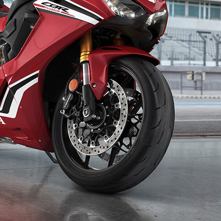 CBR1000RR Fireblade pribl&iacute;žen&yacute; pohľad na predn&eacute; koleso