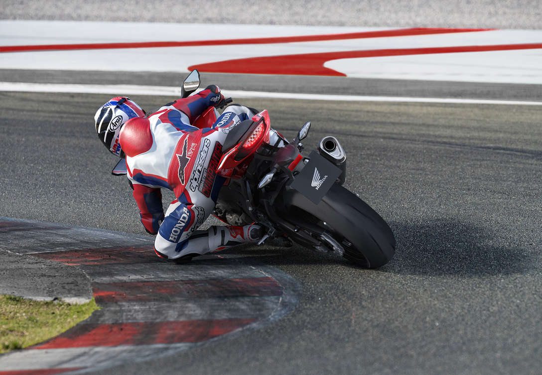 CBR1000RR Fireblade troj&scaron;tvrťov&yacute; zadn&yacute; pohľad z&nbsp;ľavej strany v&nbsp;ostrej z&aacute;krute