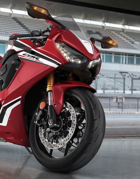 CBR1000RR Fireblade troj&scaron;tvrťov&yacute; predn&yacute; z&aacute;ber z&nbsp;pravej strany