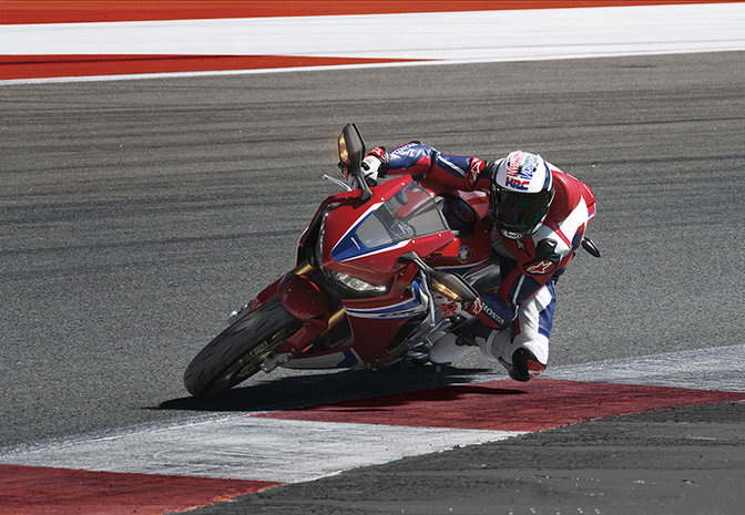 Bočn&yacute; pohľad na model Honda Fireblade SP na dr&aacute;he.