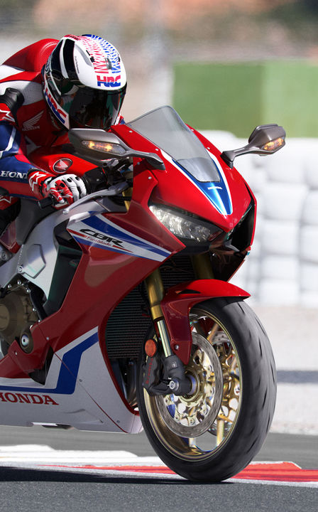 Troj&scaron;tvrťov&yacute; predn&yacute; pohľad na model Honda Fireblade SP na dr&aacute;he.