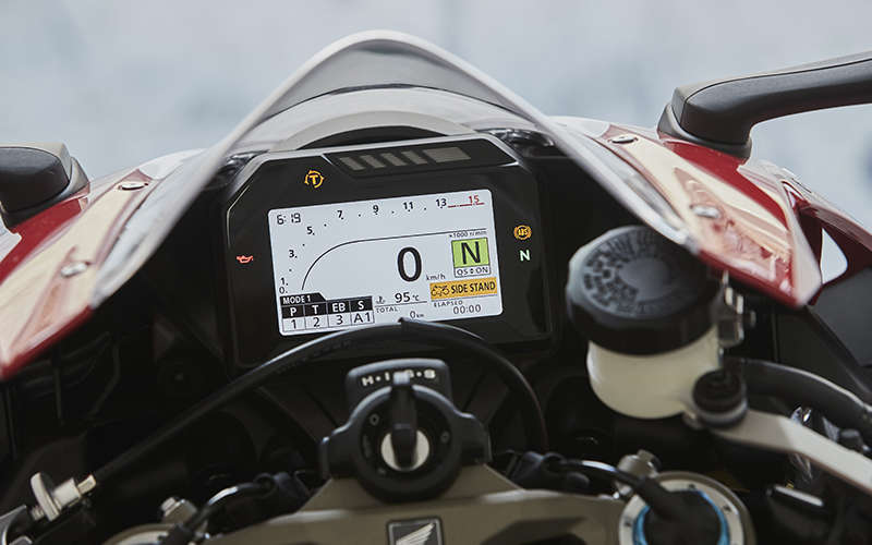 CBR1000RR Fireblade SP priblížený pohľad na prístrojový panel