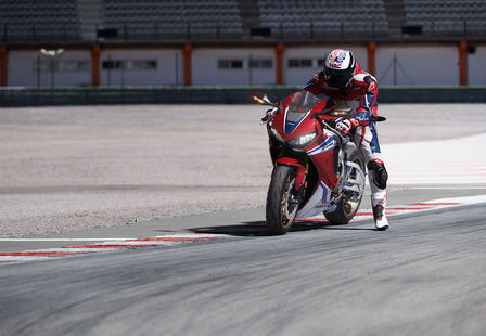 CBR1000RR Fireblade SP troj&scaron;tvrťov&yacute; predn&yacute; z&aacute;ber z ľavej strany